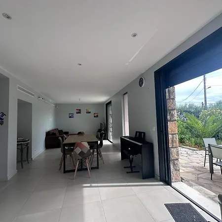 Holiday home Magnifique Bas De Entierement Independant *